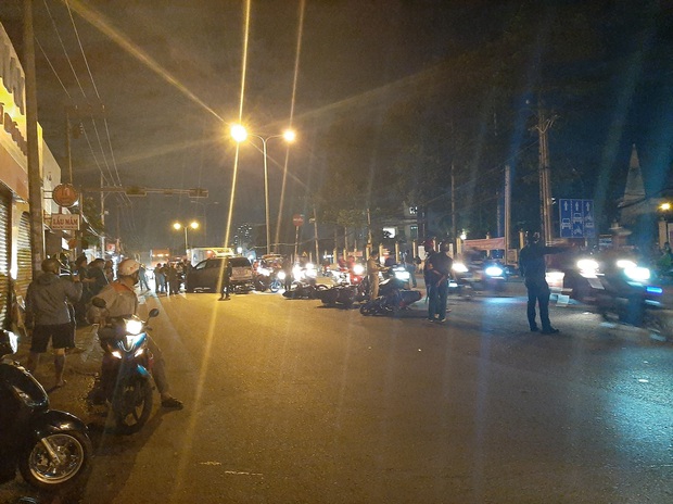 TP.HCM: Ô tô tông cả chục xe máy đang dừng đèn đỏ, nhiều người bị thương nằm la liệt trên đường - Ảnh 3.