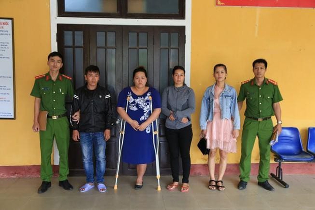 Terrifying case of jealousy in Hue: Discovering the girl sitting with the husband of 1 person in the group, for which 4 subjects broke to hit and undress their clothes - Photo 1