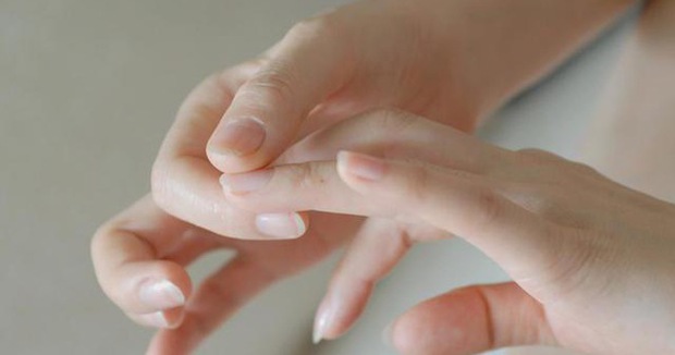 Quan sát đôi tay, nếu thấy có 3 tín hiệu xấu thì nên chú ý sức khỏe vì nguy cơ mắc bệnh về gan rất cao - Ảnh 3. Quan sát đôi tay, nếu thấy có 3 tín hiệu xấu thì nên chú ý sức khỏe vì nguy cơ mắc bệnh về gan rất cao - Ảnh 3.