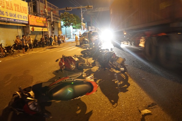 Hiện trường đáng sợ vụ ô tô tông cả chục xe máy, nhiều người bị thương nằm la liệt trên đường - Ảnh 2.
