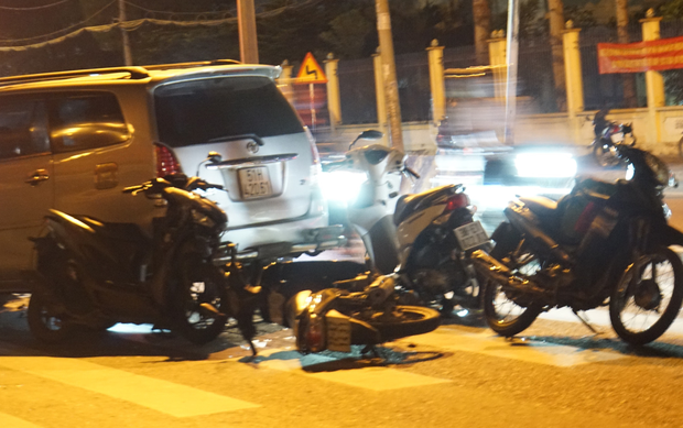 Hiện trường đáng sợ vụ ô tô tông cả chục xe máy, nhiều người bị thương nằm la liệt trên đường - Ảnh 6.