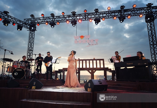 Những khoảnh khắc đẹp nhất tại WOW Sunset Show: Lê Hiếu chilling cùng khán giả, Nguyên Hà diễn live album trước biển hoàng hôn - Ảnh 9.