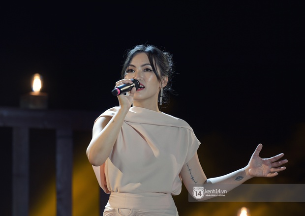 Những khoảnh khắc đẹp nhất tại WOW Sunset Show: Lê Hiếu chilling cùng khán giả, Nguyên Hà diễn live album trước biển hoàng hôn - Ảnh 14.