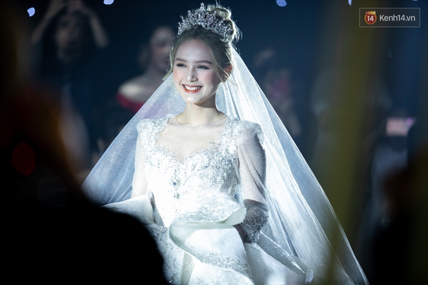 Hội gái xinh bỏ cuộc chơi từ năm 18, 19 tuổi: Người mặc váy cưới 28 tỷ, người được trao 200 cây vàng làm của hồi môn - Ảnh 3. Hội gái xinh bỏ cuộc chơi từ năm 18, 19 tuổi: Người mặc váy cưới 28 tỷ, người được trao 200 cây vàng làm của hồi môn - Ảnh 3.