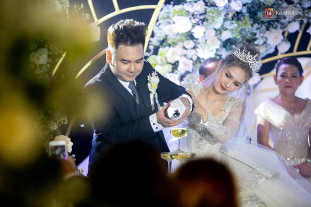 Hội gái xinh bỏ cuộc chơi từ năm 18, 19 tuổi: Người mặc váy cưới 28 tỷ, người được trao 200 cây vàng làm của hồi môn - Ảnh 5. Hội gái xinh bỏ cuộc chơi từ năm 18, 19 tuổi: Người mặc váy cưới 28 tỷ, người được trao 200 cây vàng làm của hồi môn - Ảnh 5.