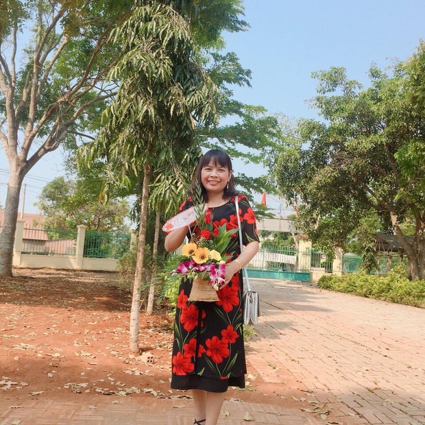 Những mẩu chuyện nhỏ về người mẹ giáo viên của tôi: Đi chợ phụ huynh không cho trả tiền, vui mãi vì 20/11 được tặng cân tôm - Ảnh 1. Những mẩu chuyện nhỏ về người mẹ giáo viên của tôi: Đi chợ phụ huynh không cho trả tiền, vui mãi vì 20/11 được tặng cân tôm - Ảnh 1.