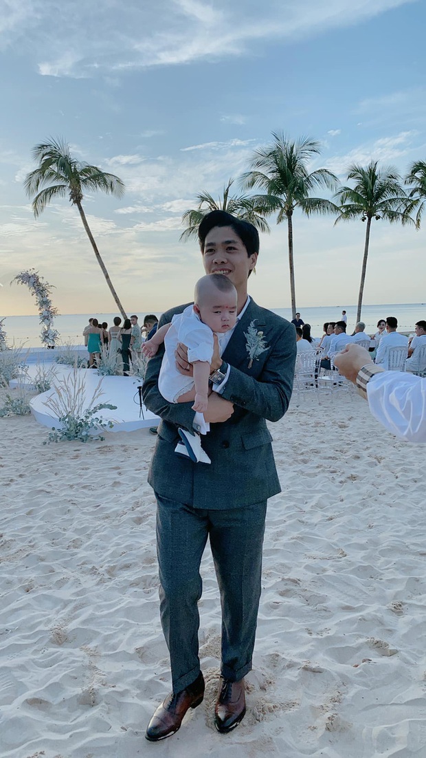 Xuất hiện hot baby tại đám cưới Công Phượng: Biểu cảm cưng xỉu khi chú rể bế, được hội tuyển thủ thi nhau bồng - Ảnh 1.