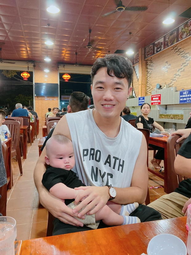 Xuất hiện hot baby tại đám cưới Công Phượng: Biểu cảm cưng xỉu khi chú rể bế, được hội tuyển thủ thi nhau bồng - Ảnh 3.