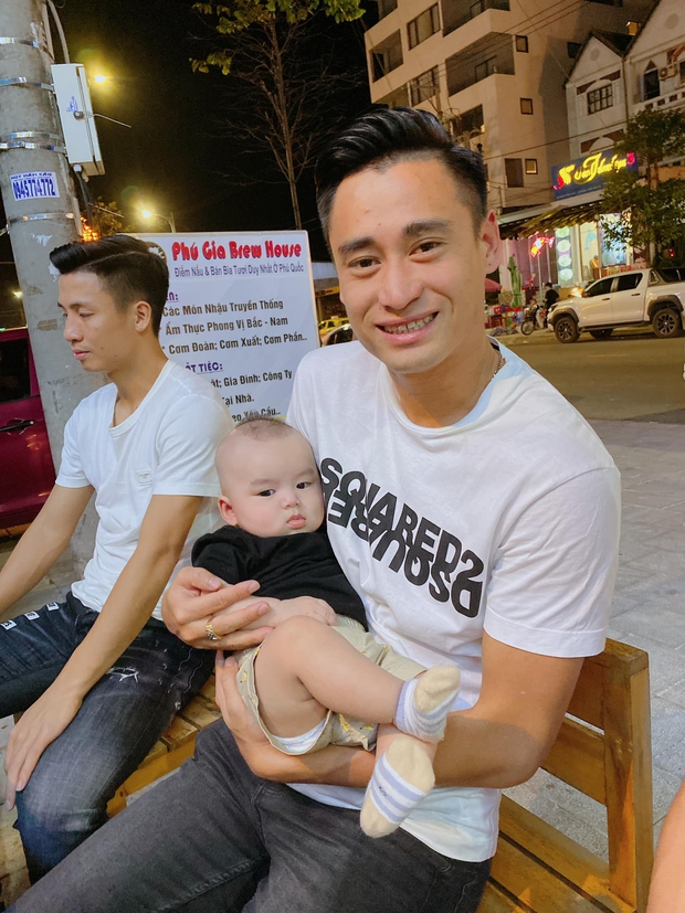 Xuất hiện hot baby tại đám cưới Công Phượng: Biểu cảm cưng xỉu khi chú rể bế, được hội tuyển thủ thi nhau bồng - Ảnh 5.