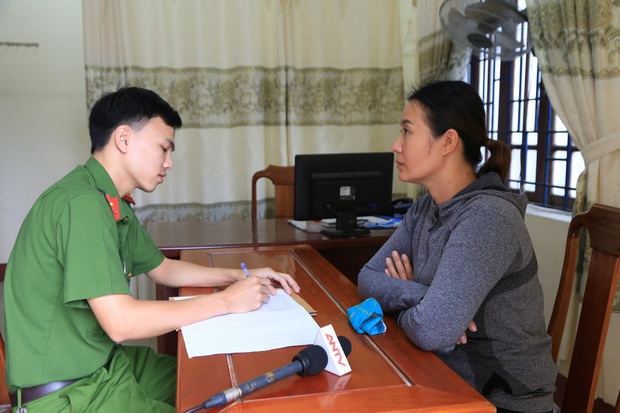 Terrifying case of jealousy in Hue: Upon discovering the girl sitting with the husband of 1 person in the group, 4 subjects broke into hitting and undressing their clothes - Photo 3.