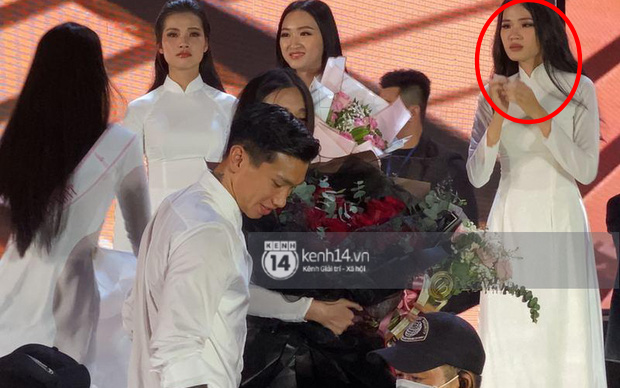 Biểu cảm ơ mây zing của gái đẹp khi chứng kiến Đoàn Văn Hậu lên thẳng sân khấu tặng hoa cho Doãn Hải My - Ảnh 2. Biểu cảm ơ mây zing của gái đẹp khi chứng kiến Đoàn Văn Hậu lên thẳng sân khấu tặng hoa cho Doãn Hải My - Ảnh 2.