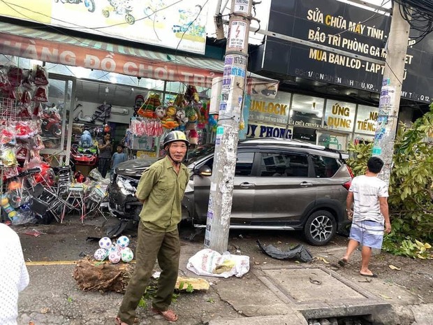 TP.HCM: Ô tô tông nhiều xe máy nằm la liệt, làm gãy cây xanh và khiến cửa hàng bị hư hỏng - Ảnh 1. TP.HCM: Ô tô tông nhiều xe máy nằm la liệt, làm gãy cây xanh và khiến cửa hàng bị hư hỏng - Ảnh 1.