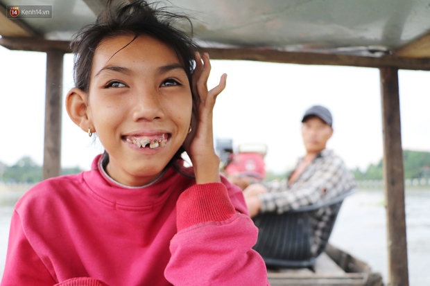 Bé gái bị teo não theo cha đi lượm ve chai ở bờ sông Sài Gòn: Ngồi chờ ba xíu, lát ba quay lại cõng con lên ghe nghen - Ảnh 10. Bé gái bị teo não theo cha đi lượm ve chai ở bờ sông Sài Gòn: Ngồi chờ ba xíu, lát ba quay lại cõng con lên ghe nghen - Ảnh 10.