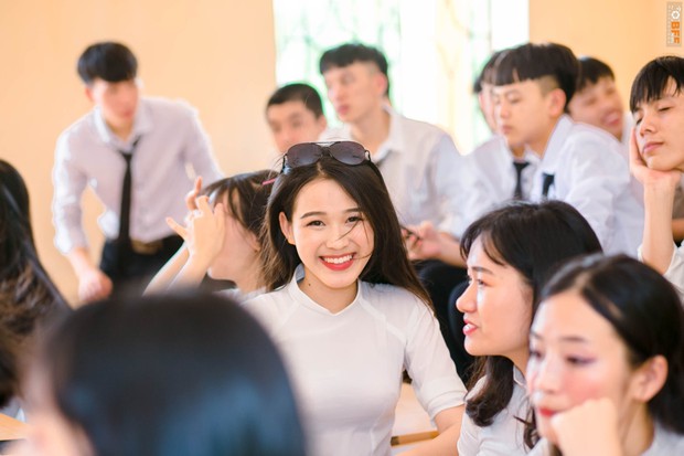 Tân Hoa hậu xinh xỉu trong tà áo dài trắng học sinh, cười một cái ai cũng đứng tim - Ảnh 1.