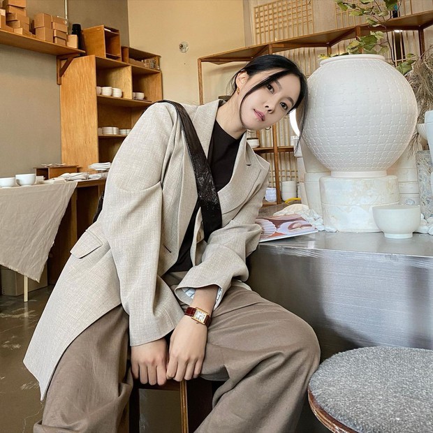 9 gợi ý diện blazer tối giản nhưng sang chảnh của sao Hàn, chị em copy theo là không sai được - Ảnh 5. 9 gợi ý diện blazer tối giản nhưng sang chảnh của sao Hàn, chị em copy theo là không sai được - Ảnh 5.