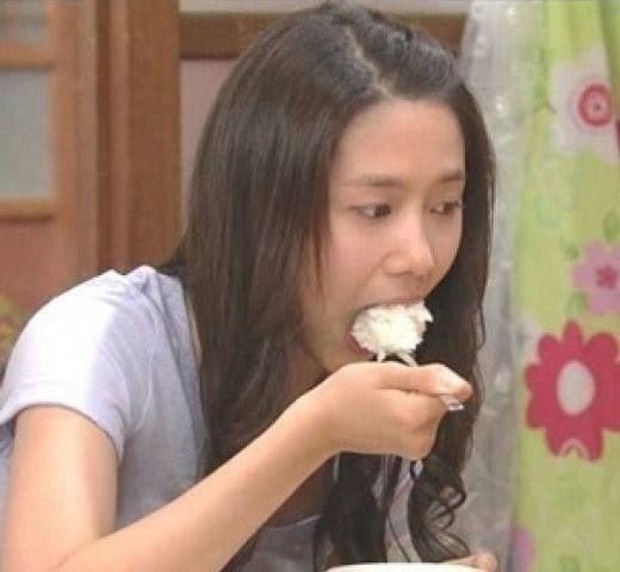 Fan phát hiện “nữ thần” Yoona có thói quen “ăn thùng uống vại” nhưng hoá ra lại mang ý nghĩa rất đặc biệt với người Hàn Quốc - Ảnh 2. Fan phát hiện “nữ thần” Yoona có thói quen “ăn thùng uống vại” nhưng hoá ra lại mang ý nghĩa rất đặc biệt với người Hàn Quốc - Ảnh 2.