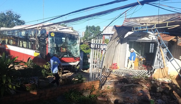 Xe Thành Bưởi lao vào nhà dân trên Quốc lộ 20 lúc rạng sáng Xe Thành Bưởi lao vào nhà dân trên Quốc lộ 20 lúc rạng sáng