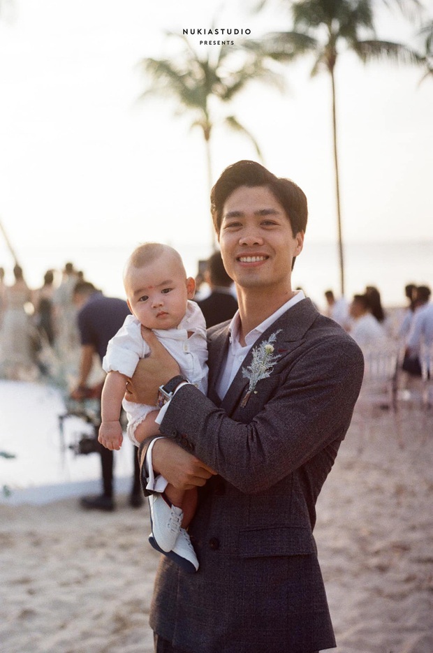 Chuyện giờ mới kể: Công Phượng cầm micro khuấy động không khí trong đám cưới, cổ vũ Văn Toàn, Xuân Trường tham gia trò chơi - Ảnh 2. Chuyện giờ mới kể: Công Phượng cầm micro khuấy động không khí trong đám cưới, cổ vũ Văn Toàn, Xuân Trường tham gia trò chơi - Ảnh 2.