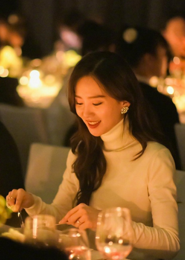 Nhan sắc lộng lẫy tựa thiên kim nhà hào môn của Lưu Thi Thi gây bão: Nổi nhất buổi tiệc, lấn át cả Dương Mịch lẫn Châu Tấn - Ảnh 4. Nhan sắc lộng lẫy tựa thiên kim nhà hào môn của Lưu Thi Thi gây bão: Nổi nhất buổi tiệc, lấn át cả Dương Mịch lẫn Châu Tấn - Ảnh 4.
