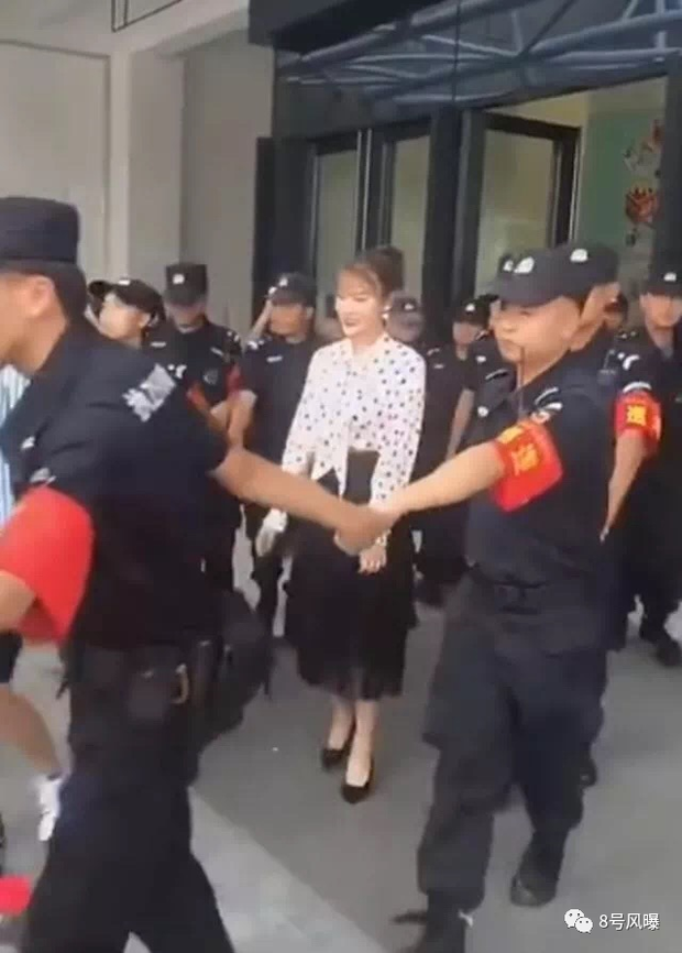 Sao Cbiz nhận gạch vì quá phô trương: Cúc Tịnh Y đuổi người khỏi thang máy, vệ sĩ của Ngô Diệc Phàm xô đẩy thô bạo - Ảnh 10. Sao Cbiz nhận gạch vì quá phô trương: Cúc Tịnh Y đuổi người khỏi thang máy, vệ sĩ của Ngô Diệc Phàm xô đẩy thô bạo - Ảnh 10.