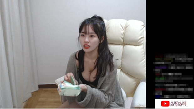 Lấy cớ đập con muỗi trên màn hình, nữ streamer cố tình dí sát vòng một vào camera, chiêu đãi người xem màn khoe thân khó thở - Ảnh 3. Lấy cớ đập con muỗi trên màn hình, nữ streamer cố tình dí sát vòng một vào camera, chiêu đãi người xem màn khoe thân khó thở - Ảnh 3.