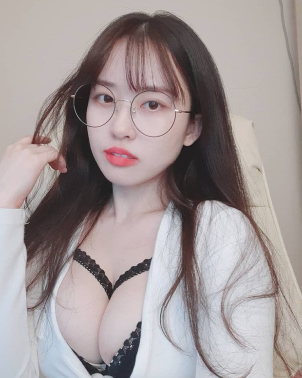 Lấy cớ đập con muỗi trên màn hình, nữ streamer cố tình dí sát vòng một vào camera, chiêu đãi người xem màn khoe thân khó thở - Ảnh 5. Lấy cớ đập con muỗi trên màn hình, nữ streamer cố tình dí sát vòng một vào camera, chiêu đãi người xem màn khoe thân khó thở - Ảnh 5.