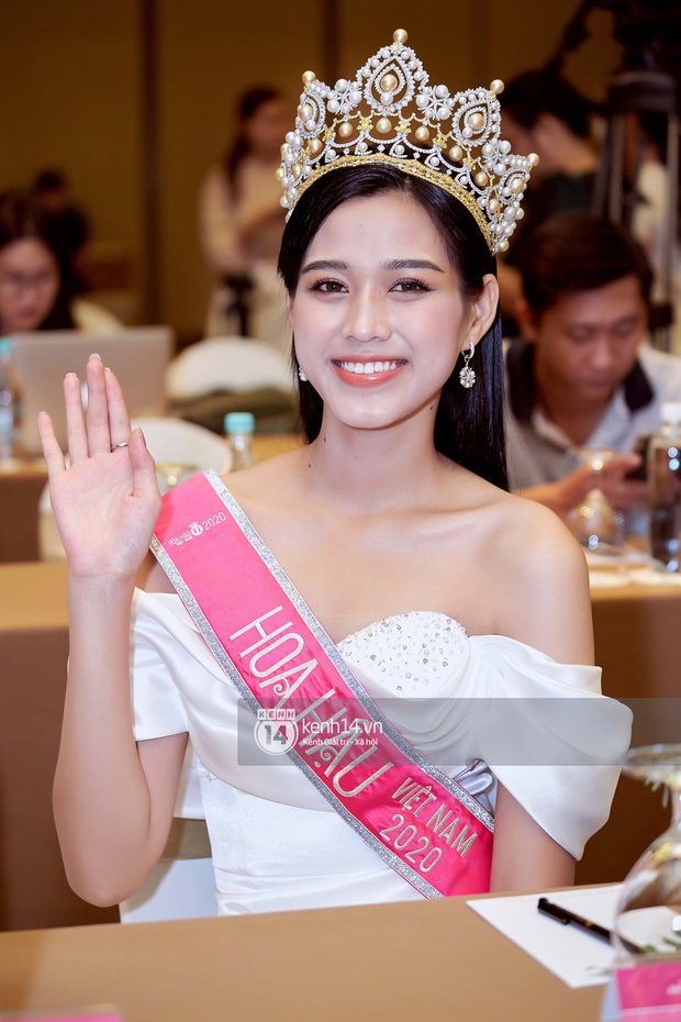 1001 cách trả lời của Đỗ Thị Hà khi bạn bè giục đi thi Hoa hậu, nghe là biết lầy lội cỡ nào - Ảnh 1. 1001 cách trả lời của Đỗ Thị Hà khi bạn bè giục đi thi Hoa hậu, nghe là biết lầy lội cỡ nào - Ảnh 1.
