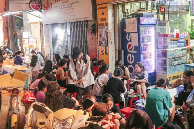 “Thâm cung bí sử” 2 hàng bánh mì chảo hot nhất giữa trung tâm Sài Gòn, khách đến lần đầu 90% đều không nhận ra đâu mới là bản gốc? - Ảnh 3. “Thâm cung bí sử” 2 hàng bánh mì chảo hot nhất giữa trung tâm Sài Gòn, khách đến lần đầu 90% đều không nhận ra đâu mới là bản gốc? - Ảnh 3.