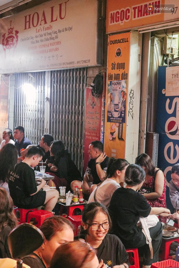 “Thâm cung bí sử” 2 hàng bánh mì chảo hot nhất giữa trung tâm Sài Gòn, khách đến lần đầu 90% đều không nhận ra đâu mới là bản gốc? - Ảnh 19. “Thâm cung bí sử” 2 hàng bánh mì chảo hot nhất giữa trung tâm Sài Gòn, khách đến lần đầu 90% đều không nhận ra đâu mới là bản gốc? - Ảnh 19.