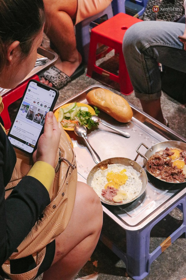 “Thâm cung bí sử” 2 hàng bánh mì chảo hot nhất giữa trung tâm Sài Gòn, khách đến lần đầu 90% đều không nhận ra đâu mới là bản gốc? - Ảnh 6. “Thâm cung bí sử” 2 hàng bánh mì chảo hot nhất giữa trung tâm Sài Gòn, khách đến lần đầu 90% đều không nhận ra đâu mới là bản gốc? - Ảnh 6.