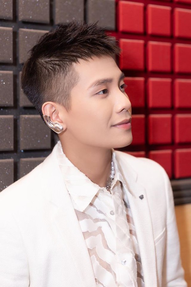 Ngất lịm trước vẻ đẹp trai của Quân A.P khi dính thính cực đỉnh từ fanboy: Tặng anh bó dâu vì muốn làm dâu nhà anh! - Ảnh 6. Ngất lịm trước vẻ đẹp trai của Quân A.P khi dính thính cực đỉnh từ fanboy: Tặng anh bó dâu vì muốn làm dâu nhà anh! - Ảnh 6.