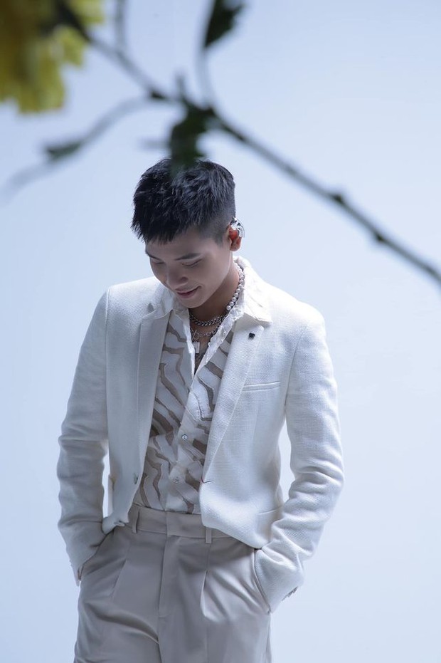 Ngất lịm trước vẻ đẹp trai của Quân A.P khi dính thính cực đỉnh từ fanboy: Tặng anh bó dâu vì muốn làm dâu nhà anh! - Ảnh 7. Ngất lịm trước vẻ đẹp trai của Quân A.P khi dính thính cực đỉnh từ fanboy: Tặng anh bó dâu vì muốn làm dâu nhà anh! - Ảnh 7.