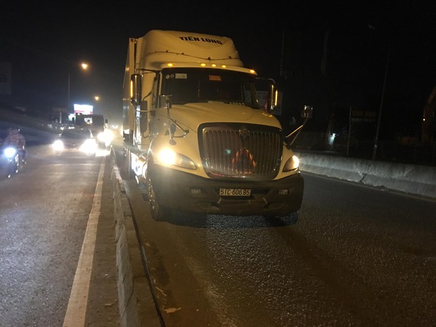 TP.HCM: Vợ vừa bế con nhỏ vừa ôm thi thể chồng sau va chạm với xe container khiến người đi đường xót xa - Ảnh 2. TP.HCM: Vợ vừa bế con nhỏ vừa ôm thi thể chồng sau va chạm với xe container khiến người đi đường xót xa - Ảnh 2.