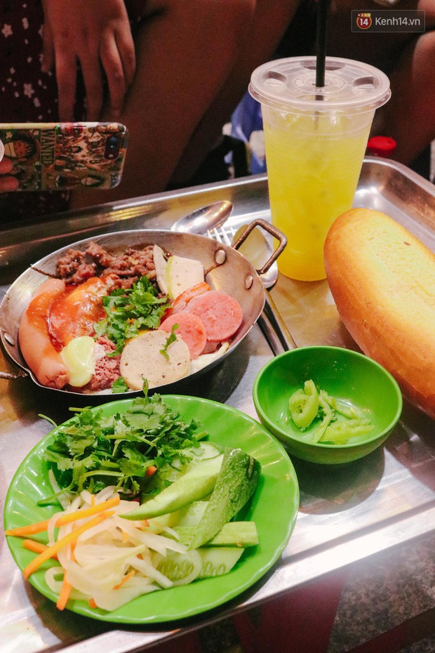 “Thâm cung bí sử” 2 hàng bánh mì chảo hot nhất giữa trung tâm Sài Gòn, khách đến lần đầu 90% đều không nhận ra đâu mới là bản gốc? - Ảnh 10. “Thâm cung bí sử” 2 hàng bánh mì chảo hot nhất giữa trung tâm Sài Gòn, khách đến lần đầu 90% đều không nhận ra đâu mới là bản gốc? - Ảnh 10.
