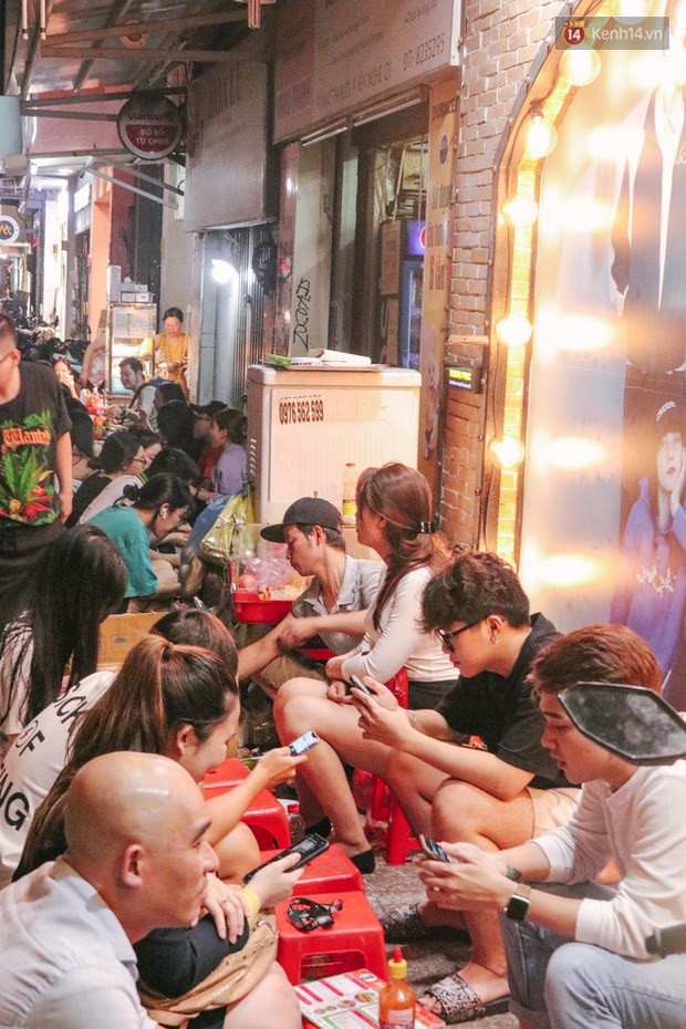 “Thâm cung bí sử” 2 hàng bánh mì chảo hot nhất giữa trung tâm Sài Gòn, khách đến lần đầu 90% đều không nhận ra đâu mới là bản gốc? - Ảnh 4. “Thâm cung bí sử” 2 hàng bánh mì chảo hot nhất giữa trung tâm Sài Gòn, khách đến lần đầu 90% đều không nhận ra đâu mới là bản gốc? - Ảnh 4.