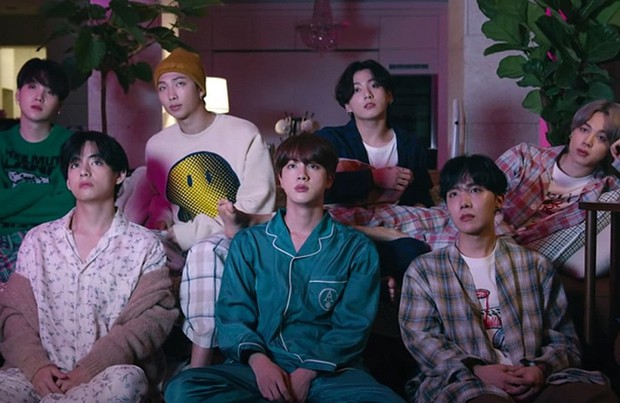 Dynamite của BTS thăng hạng bất ngờ trên Billboard Hot 100, nhưng chưa sửng sốt bằng sự trỗi dậy của Mariah Carey với bản hit Giáng Sinh - Ảnh 2. Dynamite của BTS thăng hạng bất ngờ trên Billboard Hot 100, nhưng chưa sửng sốt bằng sự trỗi dậy của Mariah Carey với bản hit Giáng Sinh - Ảnh 2.