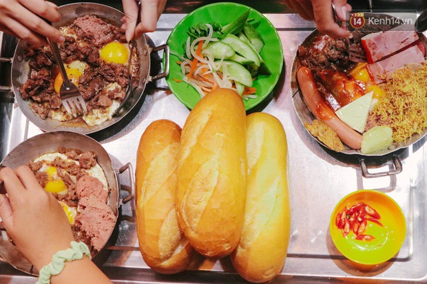 “Thâm cung bí sử” 2 hàng bánh mì chảo hot nhất giữa trung tâm Sài Gòn, khách đến lần đầu 90% đều không nhận ra đâu mới là bản gốc? - Ảnh 11. “Thâm cung bí sử” 2 hàng bánh mì chảo hot nhất giữa trung tâm Sài Gòn, khách đến lần đầu 90% đều không nhận ra đâu mới là bản gốc? - Ảnh 11.