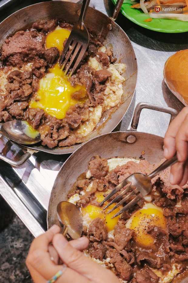 “Thâm cung bí sử” 2 hàng bánh mì chảo hot nhất giữa trung tâm Sài Gòn, khách đến lần đầu 90% đều không nhận ra đâu mới là bản gốc? - Ảnh 12. “Thâm cung bí sử” 2 hàng bánh mì chảo hot nhất giữa trung tâm Sài Gòn, khách đến lần đầu 90% đều không nhận ra đâu mới là bản gốc? - Ảnh 12.