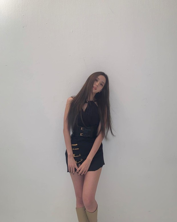 Sau loạt ảnh này, có lẽ Lisa (BLACKPINK) phải nhường lại danh hiệu “thánh chân dài” cho nữ thần Jisoo! - Ảnh 5. Sau loạt ảnh này, có lẽ Lisa (BLACKPINK) phải nhường lại danh hiệu “thánh chân dài” cho nữ thần Jisoo! - Ảnh 5.