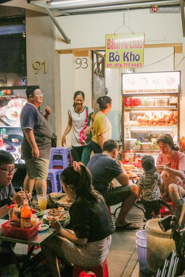 “Thâm cung bí sử” 2 hàng bánh mì chảo hot nhất giữa trung tâm Sài Gòn, khách đến lần đầu 90% đều không nhận ra đâu mới là bản gốc? - Ảnh 13. “Thâm cung bí sử” 2 hàng bánh mì chảo hot nhất giữa trung tâm Sài Gòn, khách đến lần đầu 90% đều không nhận ra đâu mới là bản gốc? - Ảnh 13.