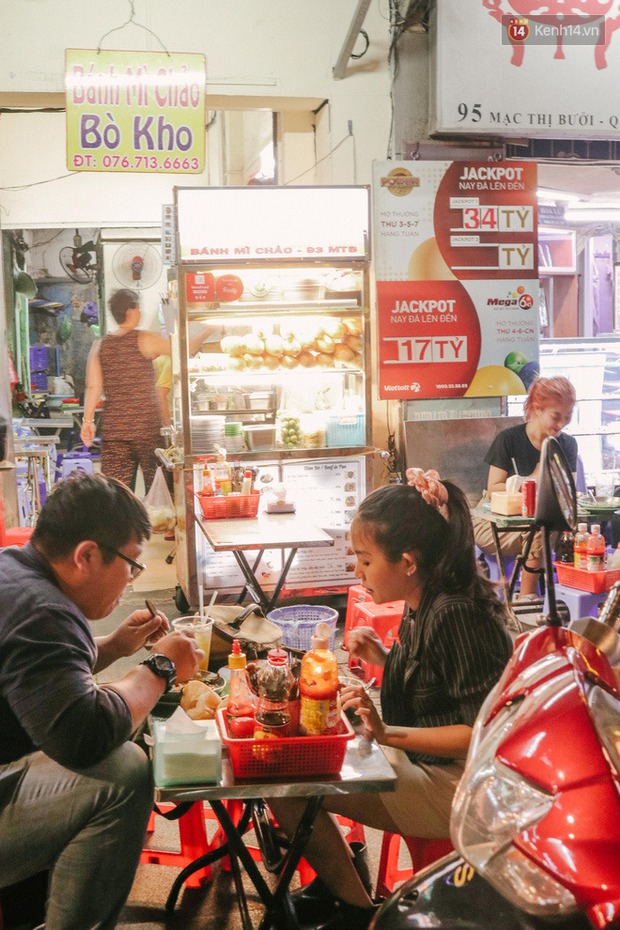 “Thâm cung bí sử” 2 hàng bánh mì chảo hot nhất giữa trung tâm Sài Gòn, khách đến lần đầu 90% đều không nhận ra đâu mới là bản gốc? - Ảnh 18. “Thâm cung bí sử” 2 hàng bánh mì chảo hot nhất giữa trung tâm Sài Gòn, khách đến lần đầu 90% đều không nhận ra đâu mới là bản gốc? - Ảnh 18.