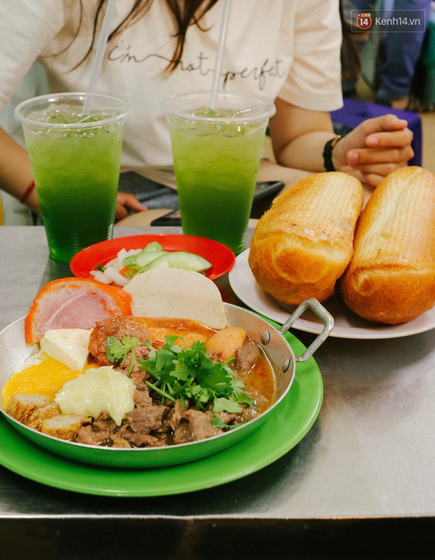 “Thâm cung bí sử” 2 hàng bánh mì chảo hot nhất giữa trung tâm Sài Gòn, khách đến lần đầu 90% đều không nhận ra đâu mới là bản gốc? - Ảnh 15. “Thâm cung bí sử” 2 hàng bánh mì chảo hot nhất giữa trung tâm Sài Gòn, khách đến lần đầu 90% đều không nhận ra đâu mới là bản gốc? - Ảnh 15.