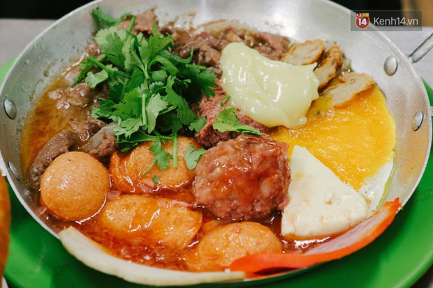 “Thâm cung bí sử” 2 hàng bánh mì chảo hot nhất giữa trung tâm Sài Gòn, khách đến lần đầu 90% đều không nhận ra đâu mới là bản gốc? - Ảnh 23. “Thâm cung bí sử” 2 hàng bánh mì chảo hot nhất giữa trung tâm Sài Gòn, khách đến lần đầu 90% đều không nhận ra đâu mới là bản gốc? - Ảnh 23.
