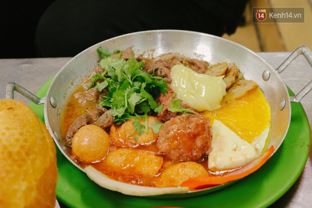 “Thâm cung bí sử” 2 hàng bánh mì chảo hot nhất giữa trung tâm Sài Gòn, khách đến lần đầu 90% đều không nhận ra đâu mới là bản gốc? - Ảnh 17. “Thâm cung bí sử” 2 hàng bánh mì chảo hot nhất giữa trung tâm Sài Gòn, khách đến lần đầu 90% đều không nhận ra đâu mới là bản gốc? - Ảnh 17.