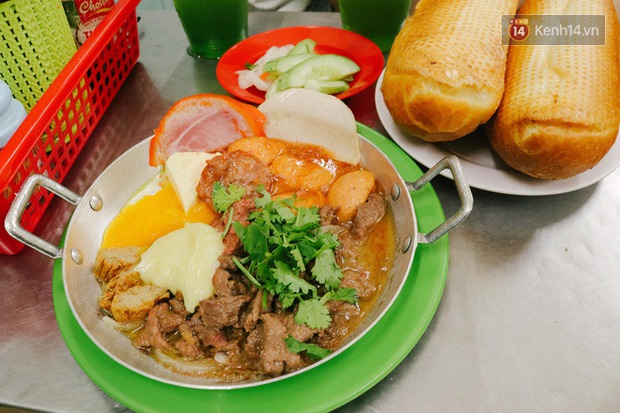 “Thâm cung bí sử” 2 hàng bánh mì chảo hot nhất giữa trung tâm Sài Gòn, khách đến lần đầu 90% đều không nhận ra đâu mới là bản gốc? - Ảnh 16. “Thâm cung bí sử” 2 hàng bánh mì chảo hot nhất giữa trung tâm Sài Gòn, khách đến lần đầu 90% đều không nhận ra đâu mới là bản gốc? - Ảnh 16.