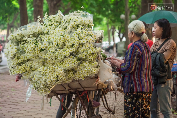 Hà Nội những ngày này, có những chiếc xe gói trọn mùa thu rong ruổi khắp phố phường - Ảnh 3.