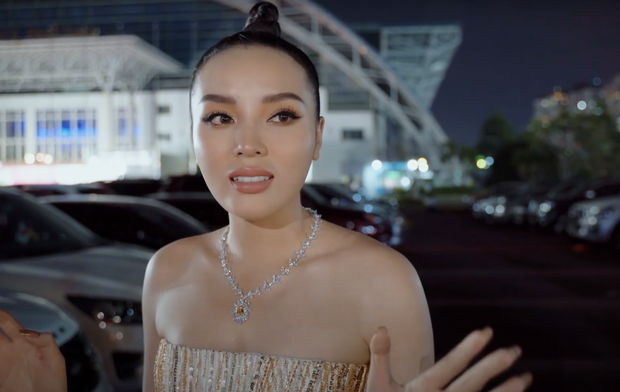 Kỳ Duyên hé lộ hậu trường thảm đỏ Chung kết Hoa hậu Việt Nam 2020, spotlight đổ dồn vào bộ trang sức trị giá 2 tỷ đồng - Ảnh 4.
