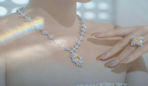 Kỳ Duyên hé lộ hậu trường thảm đỏ Chung kết Hoa hậu Việt Nam 2020, spotlight đổ dồn vào bộ trang sức trị giá 2 tỷ đồng - Ảnh 3.