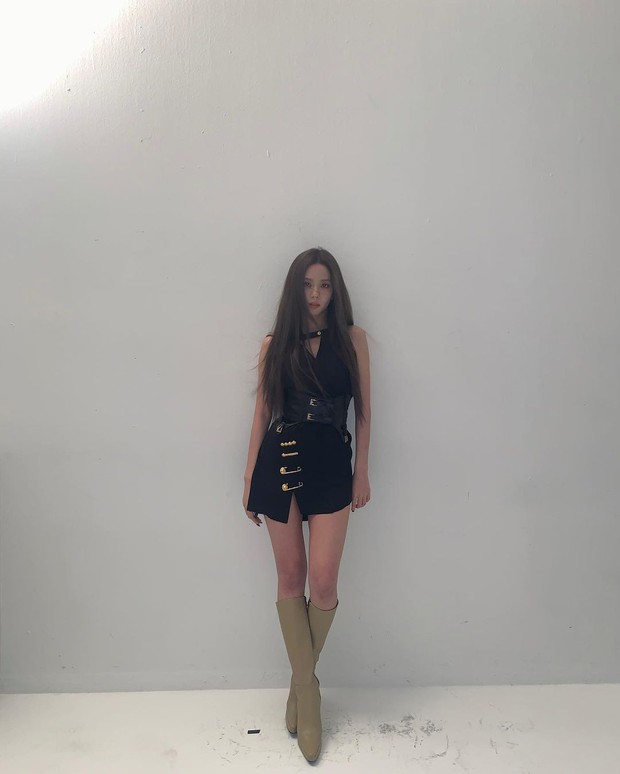 Sau loạt ảnh này, có lẽ Lisa (BLACKPINK) phải nhường lại danh hiệu “thánh chân dài” cho nữ thần Jisoo! - Ảnh 3. Sau loạt ảnh này, có lẽ Lisa (BLACKPINK) phải nhường lại danh hiệu “thánh chân dài” cho nữ thần Jisoo! - Ảnh 3.