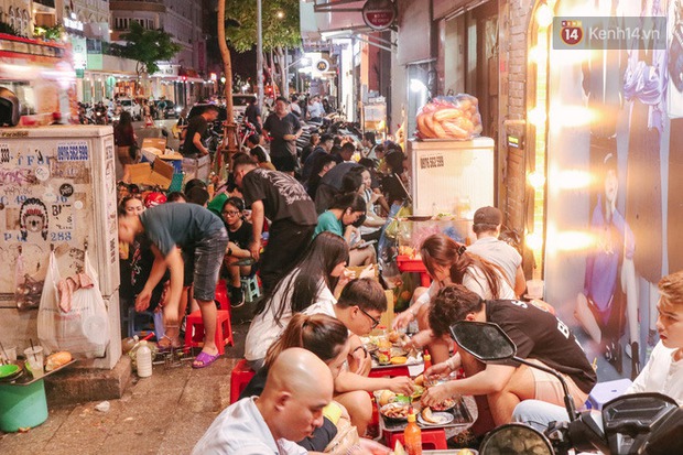 “Thâm cung bí sử” 2 hàng bánh mì chảo hot nhất giữa trung tâm Sài Gòn, khách đến lần đầu 90% đều không nhận ra đâu mới là bản gốc? - Ảnh 1. “Thâm cung bí sử” 2 hàng bánh mì chảo hot nhất giữa trung tâm Sài Gòn, khách đến lần đầu 90% đều không nhận ra đâu mới là bản gốc? - Ảnh 1.